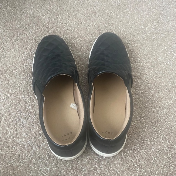 🎁 GIFT IDEA! 🎉 Memory Foam Black Quilted Slip Ons Women Size 9 - Picture 2 of 7